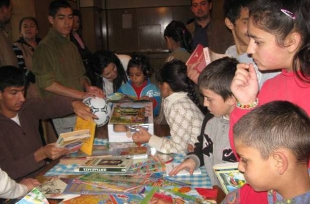 Дарение на книги и лакомства за децата от дом Христо Райков