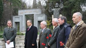 Областният управител поднесе цветя пред паметника на Митрополит Методий Кусев