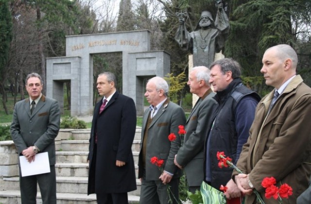 Областният управител поднесе цветя пред паметника на Митрополит Методий Кусев