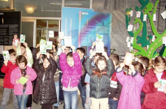 Деца се учат да пазят гората