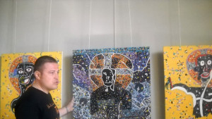 Опакован творец нареди две изложби за половин час