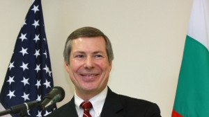 Неинтеграцията на ромите излиза много скъпо според US посланикa