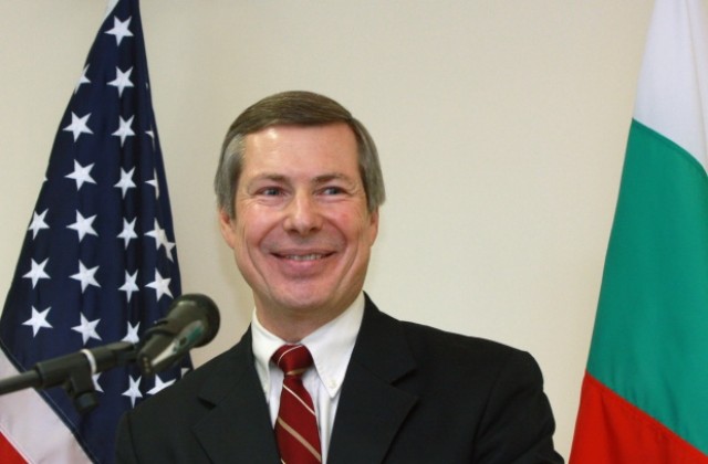 Неинтеграцията на ромите излиза много скъпо, според US посланикa