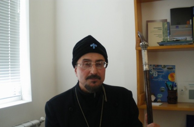 Отец Христофор Събев - докторант по квантова и оптоелектроника в ТУ