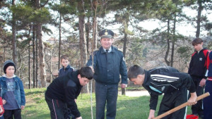 Млади огнеборци садиха дръвчета