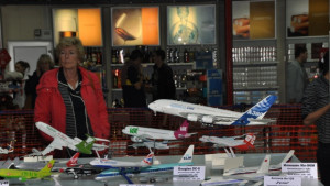 Модели на самолети посрещат пристигащите пътници на летище Варна