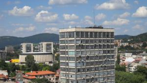 Съборени дървета и откъснати ламарини от силния вятър в Габрово
