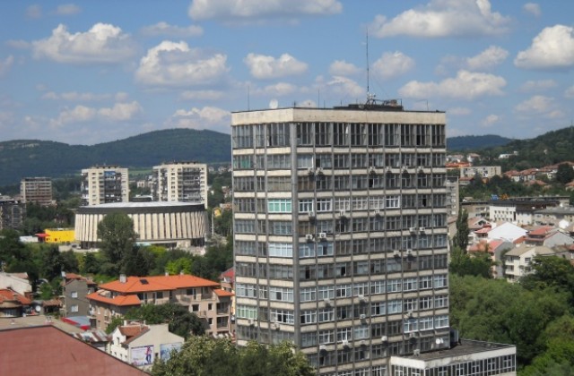 Съборени дървета и откъснати ламарини от силния вятър в Габрово