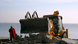 Пращат багери за незаконни бетонови площадки на Златните