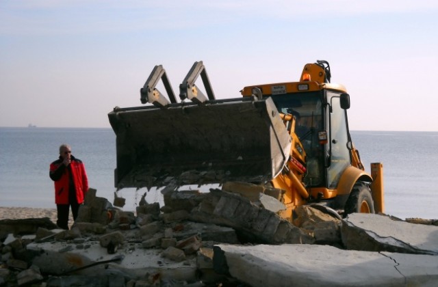 Пращат багери за незаконни бетонови площадки на Златните