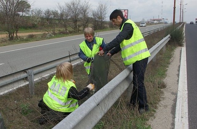 Областно пътно управление в акция по почистване на главен път Е-79