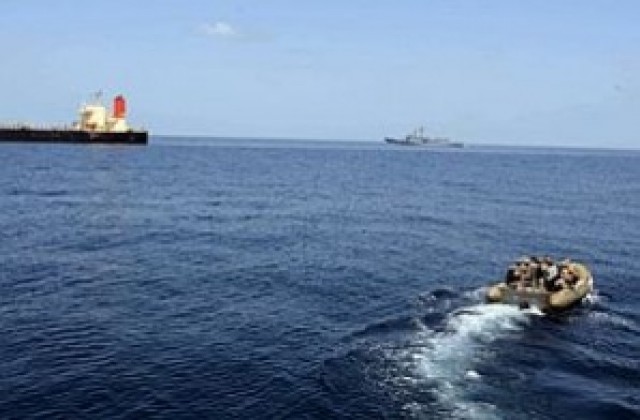 Германски товарен кораб е превзет от пирати край бреговете на Оман