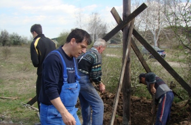 Построиха ново гнездо за двойка щъркели