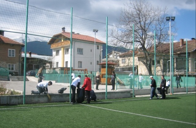 Почистиха детска и спортна площадка в Банско