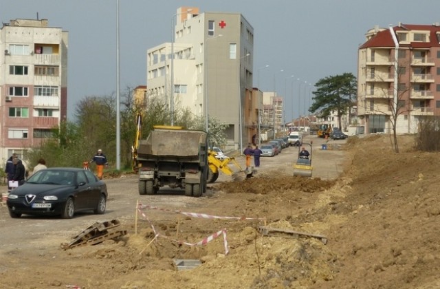 Правят светофарно кръстовище пред гарата, движението става двупосочно