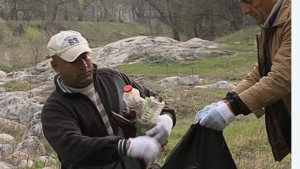 Затворници чистят край река Лева