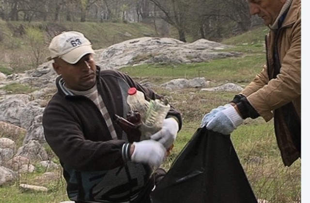 Затворници чистят край река Лева