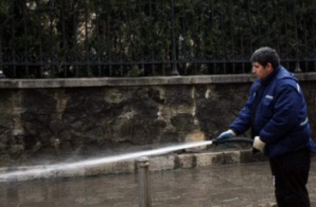 Мият площадите пред столичните храмове