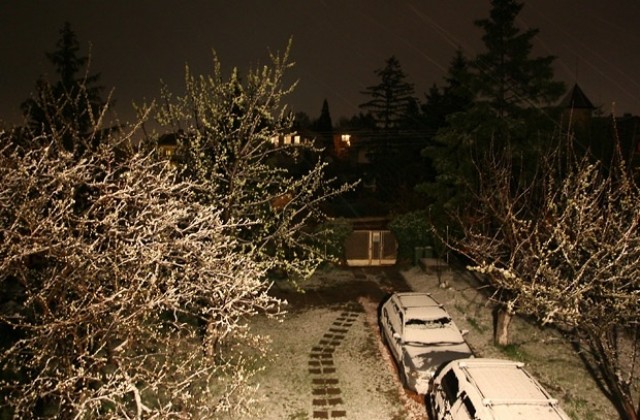 Снегът се върна в София