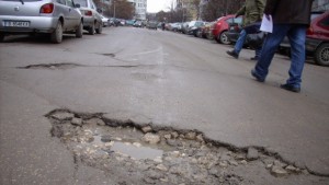 С какво да запълним дупките пред блока