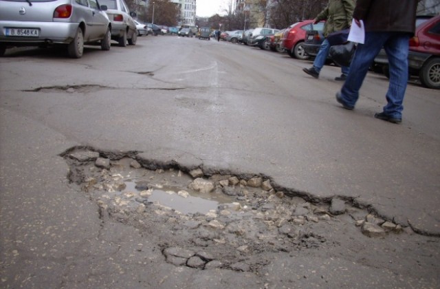 С какво да запълним дупките пред блока