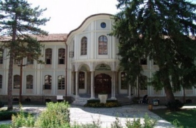 Връчват дипломите на абсолвентите на Юридическия факултет