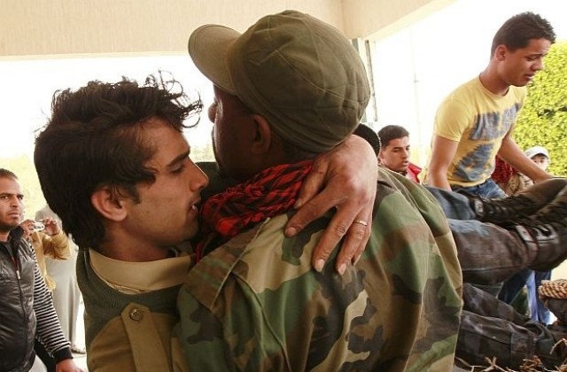 Варненец лекува в обсадения Адждабия