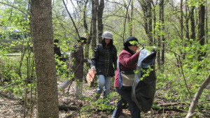 Събират тонове боклук покрай извъградските пътища