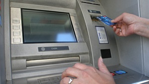 За положителните и отрицателните ефекти от вдигането на минималната заплата