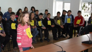 Ученици спелуват на английски език в състезание Spelling Bee