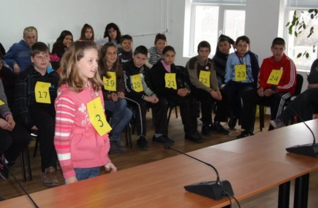 Ученици спелуват на английски език в състезание Spelling Bee