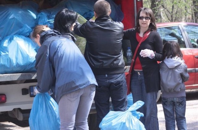 Продължава чистенето на столицата