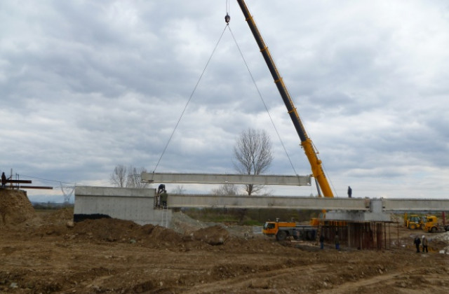 Положиха носещите греди на Николичевски мост