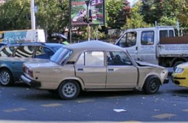 Търговец събра 22 прасета в купето на Лада