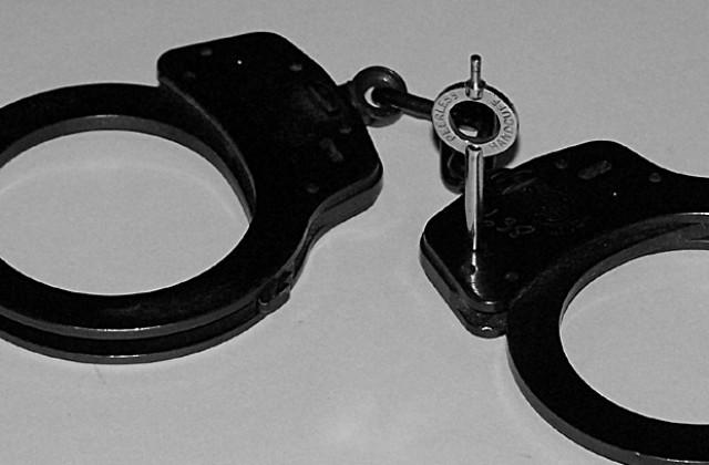 Задържаха двама заради грабежи