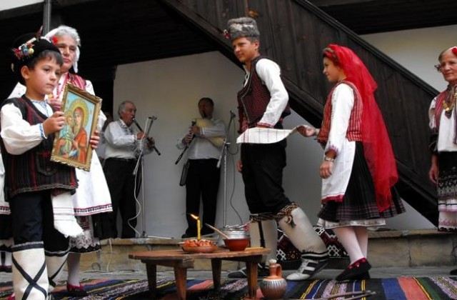 Капанци празнуват Цветница заедно