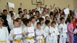 Деца и родители заедно в развлекателни игри