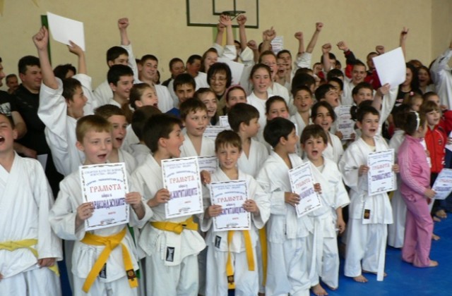 Деца и родители заедно в развлекателни игри