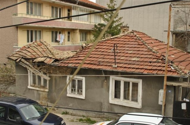 Падна покривът на самосрутваща се сграда