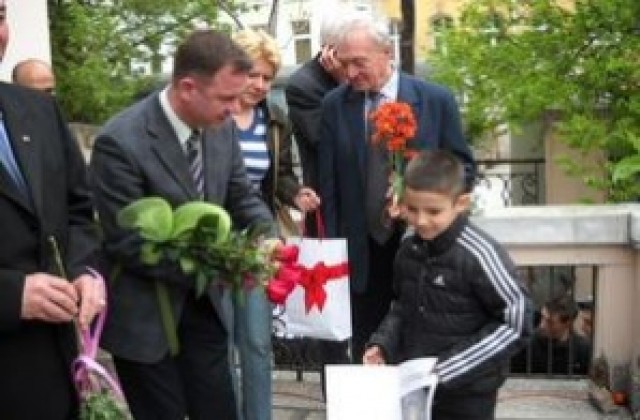 След награждаването на децата космонавтите имаха среща с граждани на Сливен в зала „Май