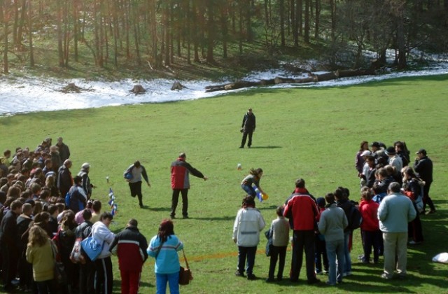 Деца и възрастни се надпреварваха в пролетно-туристически събор