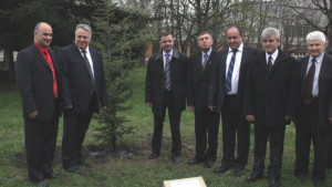 Студенти на опашка за автографи от космонавти