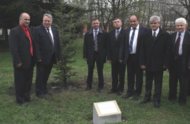 Студенти на опашка за автографи от космонавти