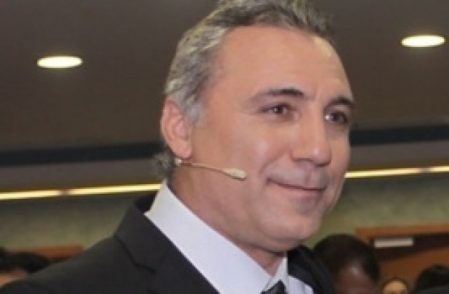 Камата изневери на Барса, прегръща се със Специалния