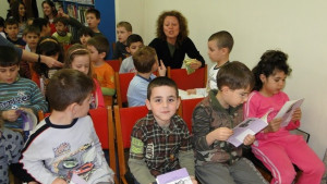 Студенти четат с големи и малки