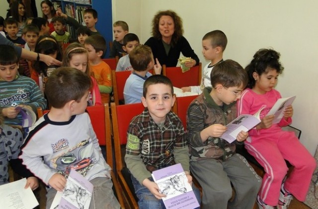 Студенти четат с големи и малки