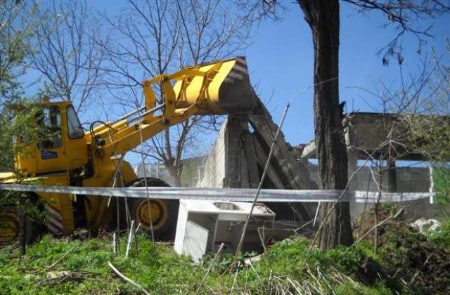 Събориха незаконно построена къща в Шумен