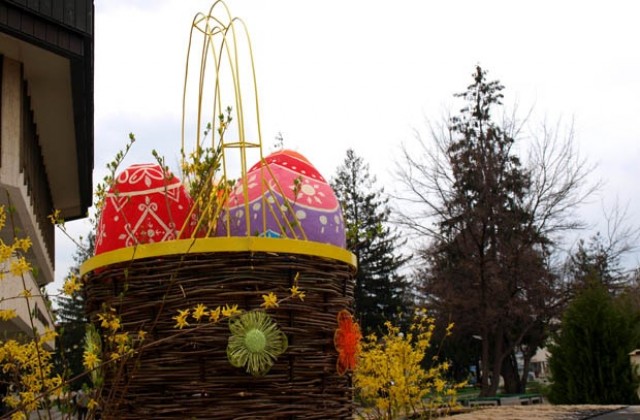 И тази година в Разград деца боядисват яйца-гиганти