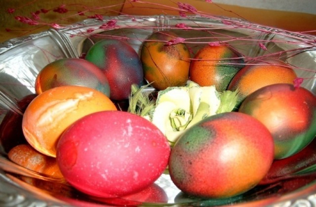 Раздават яйца и козунак във Владиславово