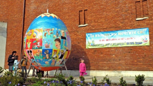 Украсяват огромно яйце